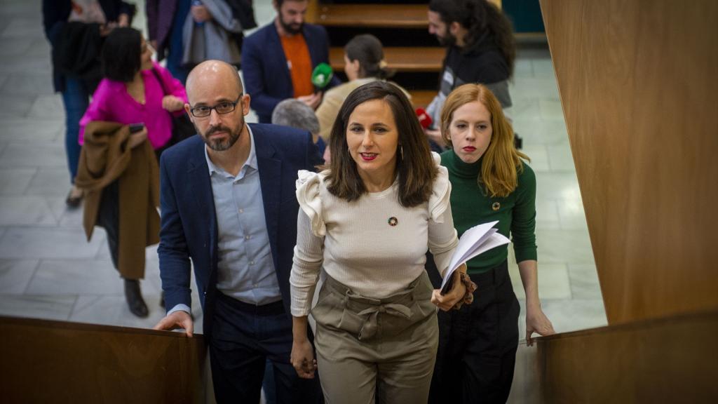 La ministra de Derechos Sociales, Ione Belarra (c), con los secretarios de Estado Nacho Álvarez y Lilith Verstrynge.