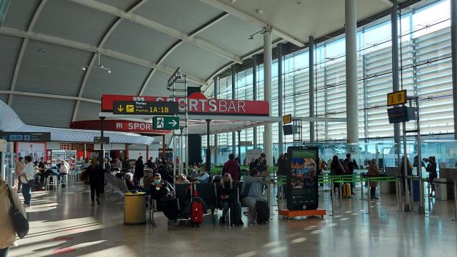 Interior del aeropuerto de Manises.