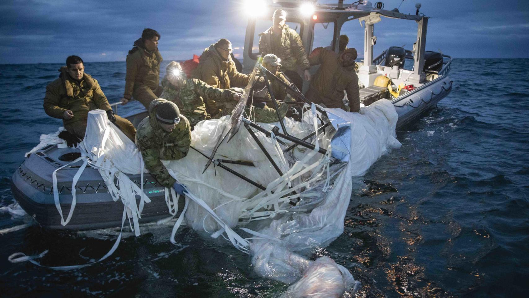 Marineros asignados al Grupo 2 de Eliminación de Artefactos Explosivos mientras recuperan el globo de vigilancia chino del mar 2