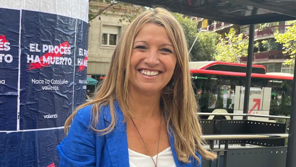 La presidenta de Valents, Eva Parera, posa frente a unos carteles de su partido en Barcelona.