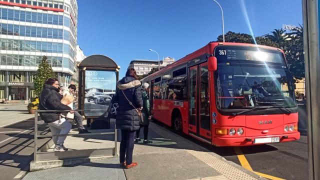 Un autobús en la parada del Obelisco de A Coruña.