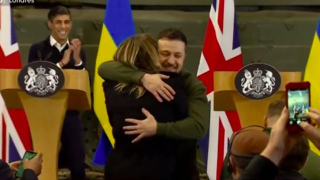 El momento del abrazo recogido por las cámaras de Televisión Española.