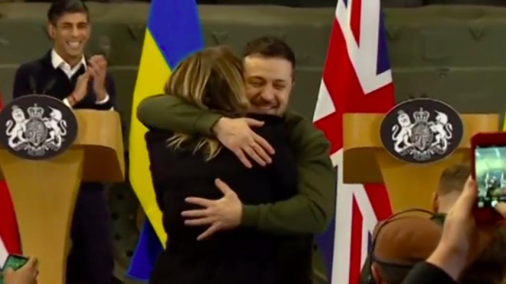 El momento del abrazo recogido por las cámaras de Televisión Española.