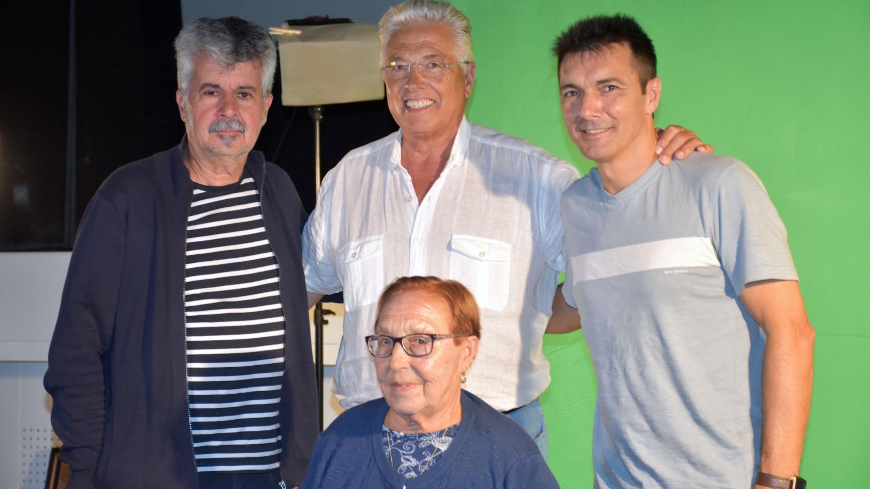 Xan Leira (Izq.), director de O barro da vida durante el rodaje.