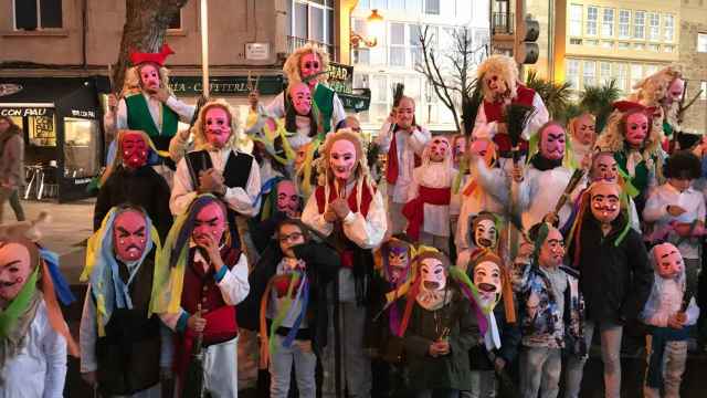 Los ‘merdeiros’ recorren el Casco Vello vigués.