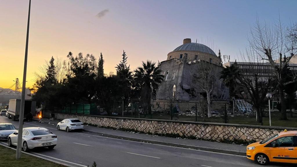 Mezquita derribada por el temblor.