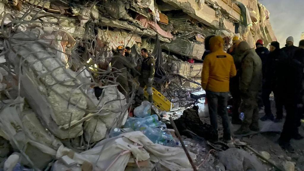 Equipo militar israelí participando en las tareas de rescate.