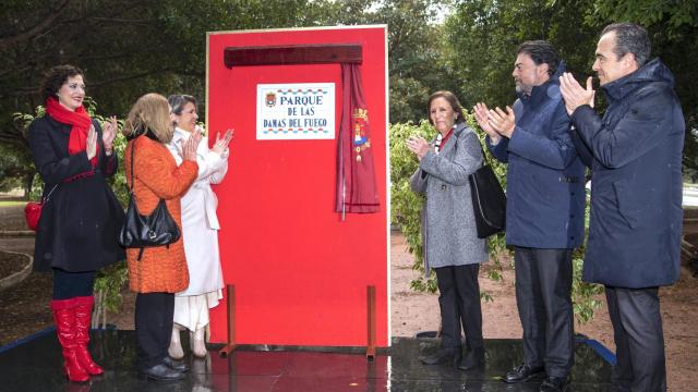 La inauguración de la placa del parque de las damas del fuego.