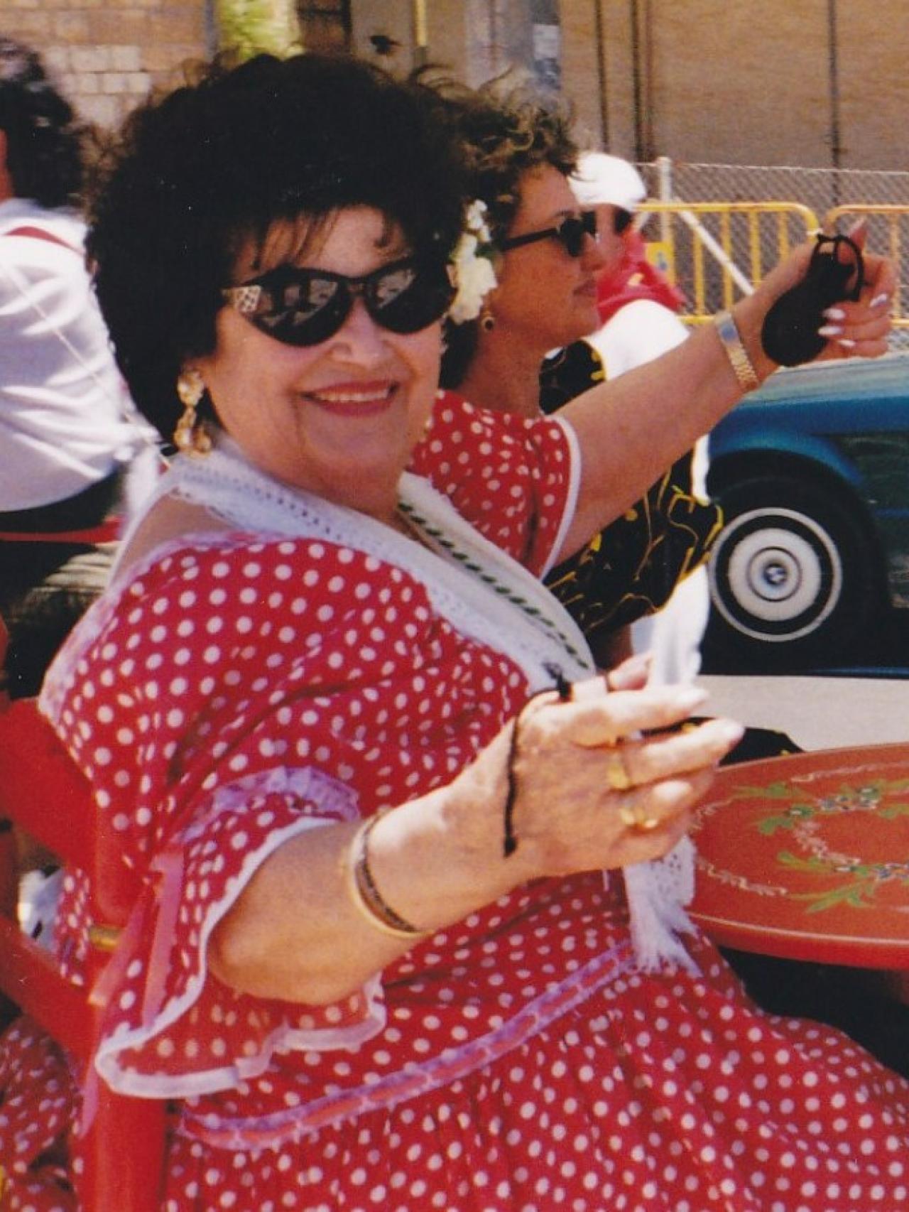 Carmen 'La Sevillana', tocando las castañuelas, vestida de flamenca.