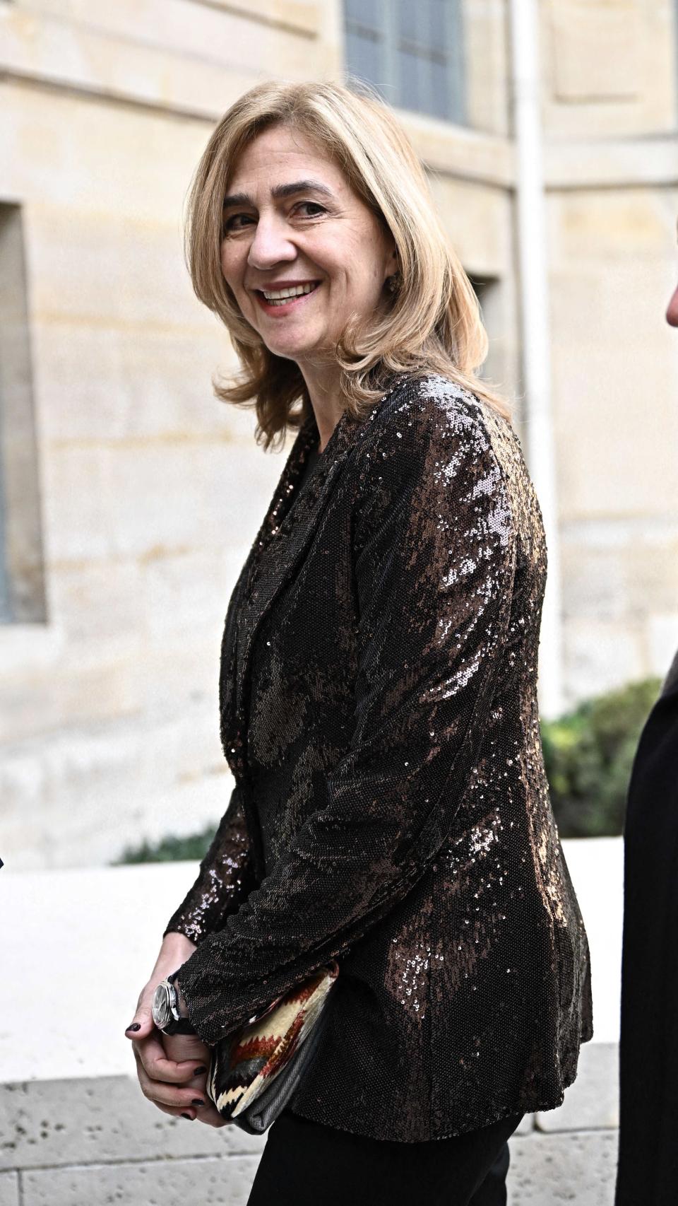 La infanta Cristina, sonriente, acompañando a su padre este jueves 9 en París.
