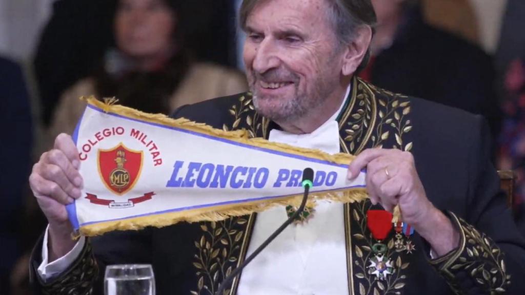 Daniel Rondeau muestra un banderín del colegio militar Leoncio Prado de Lima, donde estudió Vargas Llosa