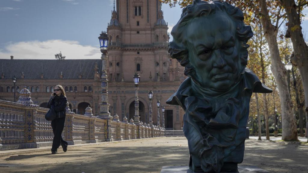 Replica gigante de la estatuilla de los Goya en Sevilla.