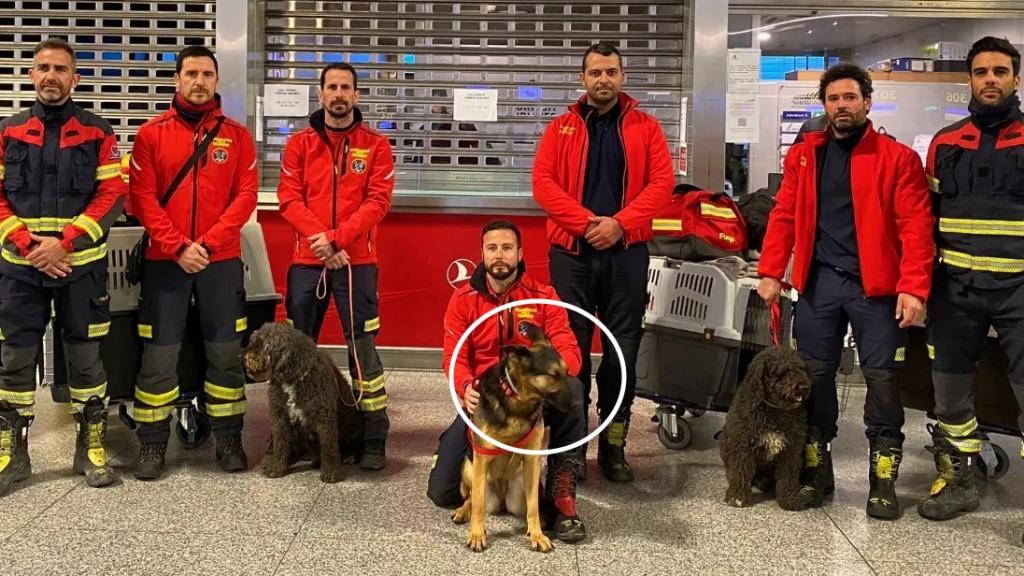 En el centro, agachado, Eugenio con Heya, la perra de rescate de la ONG andaluza Bomberos Para El Mundo