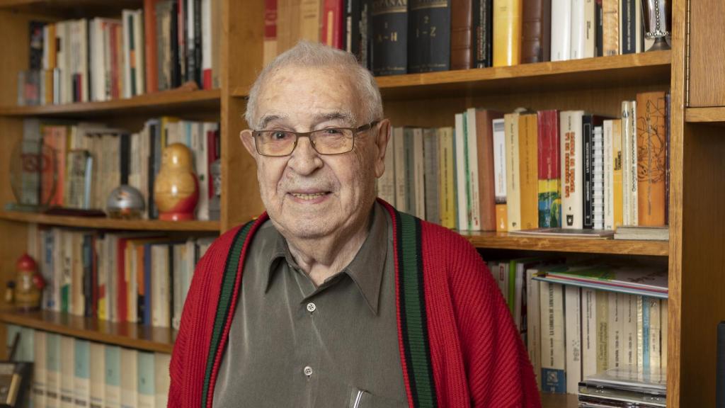 Díaz-Cardiel, en el salón de su casa, junto a la biblioteca.