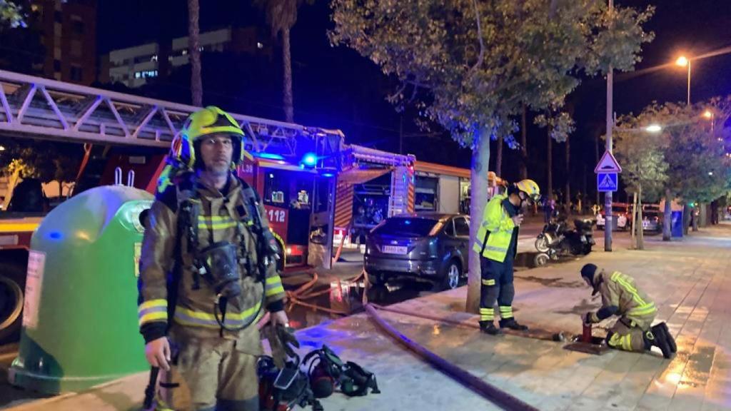 Los bomberos, durante la intervención.