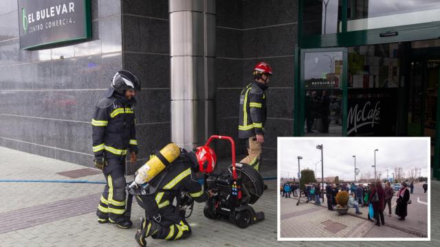 Los bomberos trabajando en el incendio en El Bulevar y algunas de las personas desalojadas.