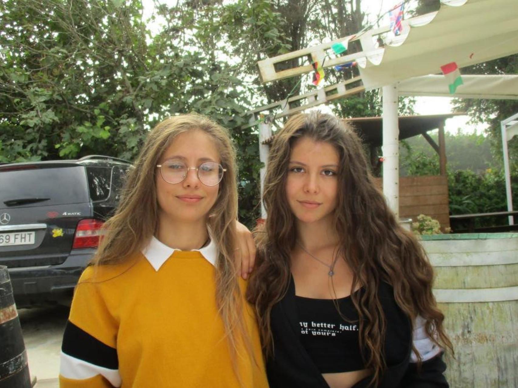 Las hijas de la mujer a la que se le retiró de forma injustificada la tutela, según la sentencia del TSJCyL.