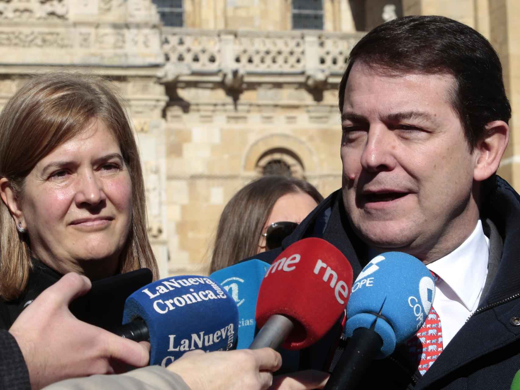 El presidente de la Junta, Alfonso Fernández Mañueco, y la candidata del PP a la Alcaldía de León, Margarita Torres, este jueves.