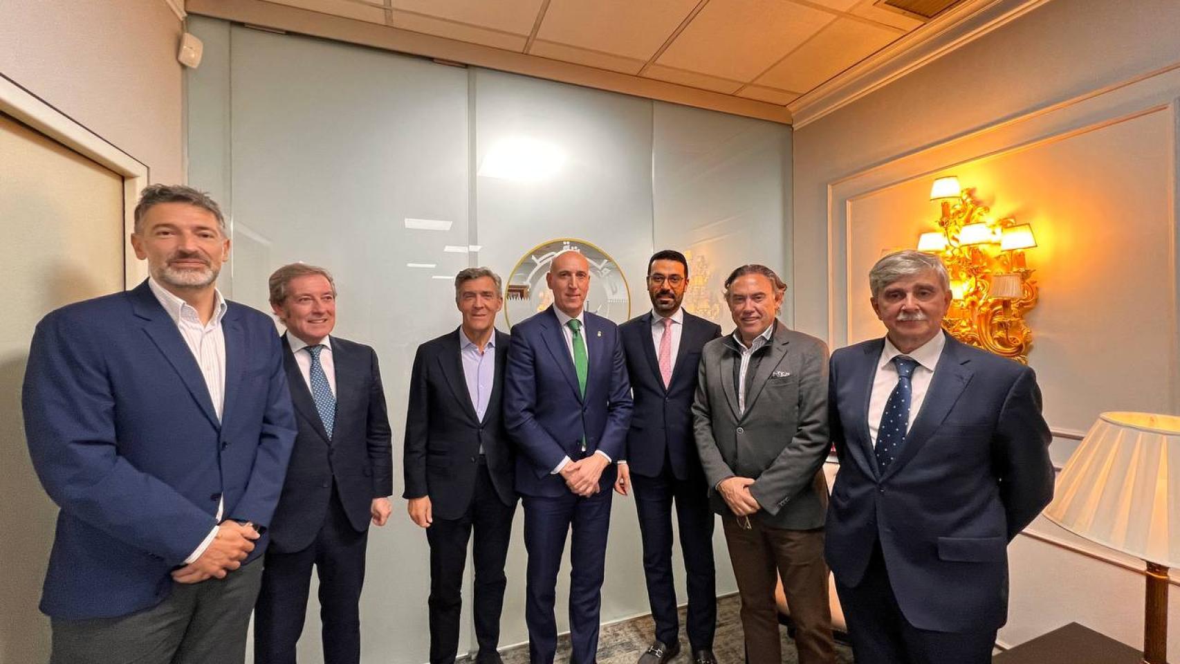 El alcalde de León mantiene una reunión en la Embajada de Qatar.