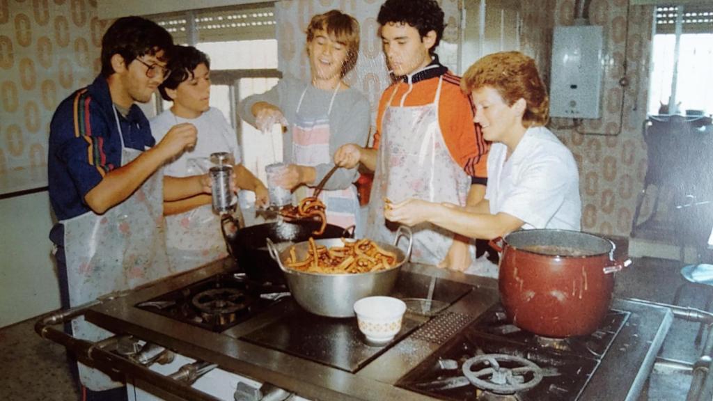 Cocinando churros para los niños en las antiguas cocinas del campamento