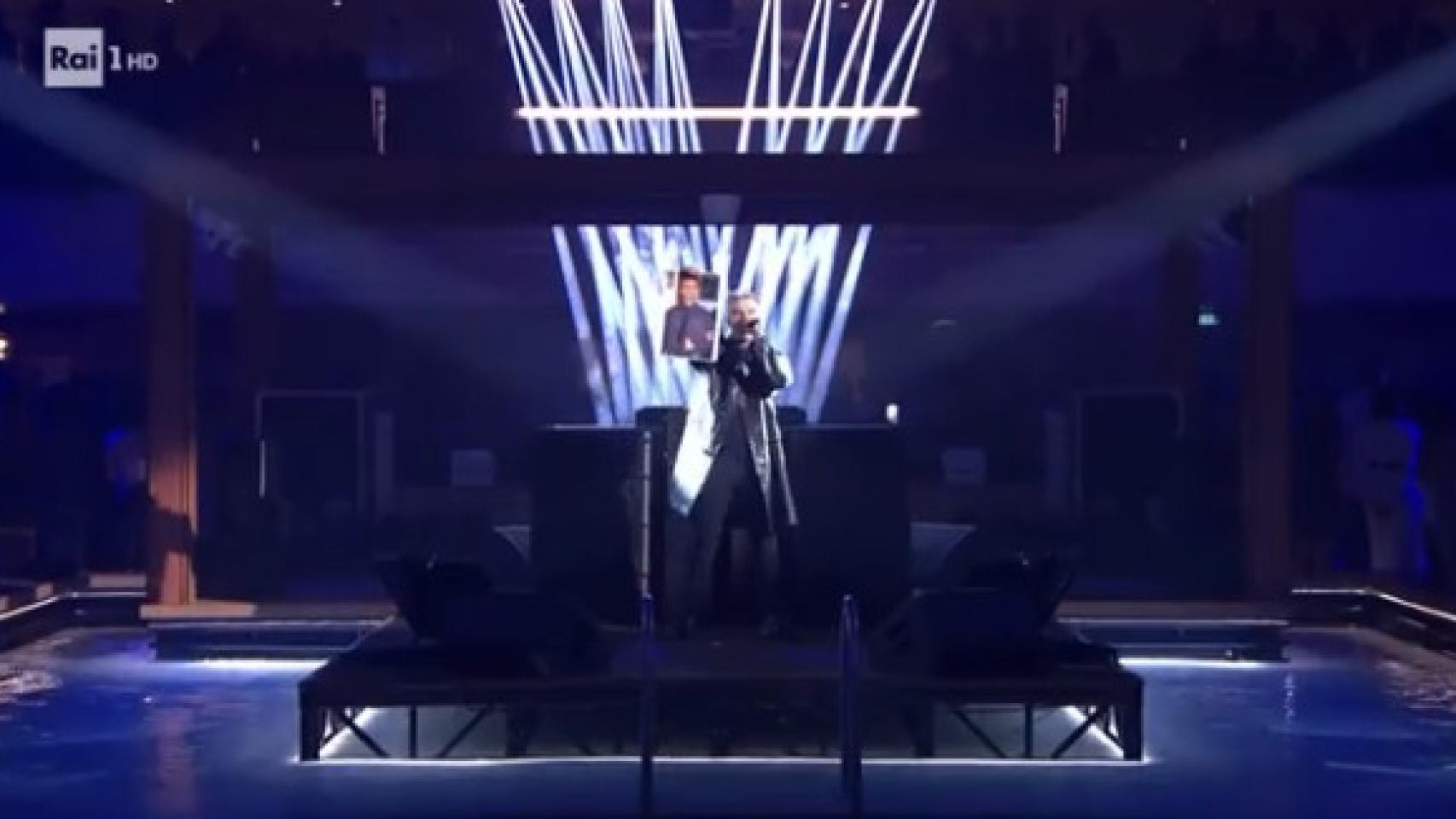 Segunda polémica en Sanremo: Fedez saca la foto de un ministro italiano con un brazalete nazi mientras canta