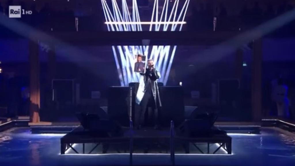 Segunda polémica en Sanremo: Fedez saca la foto de un ministro italiano con un brazalete nazi mientras canta