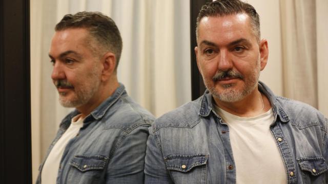 Juan Duyos posa durante la presentación de Fiesta, su nueva colección.