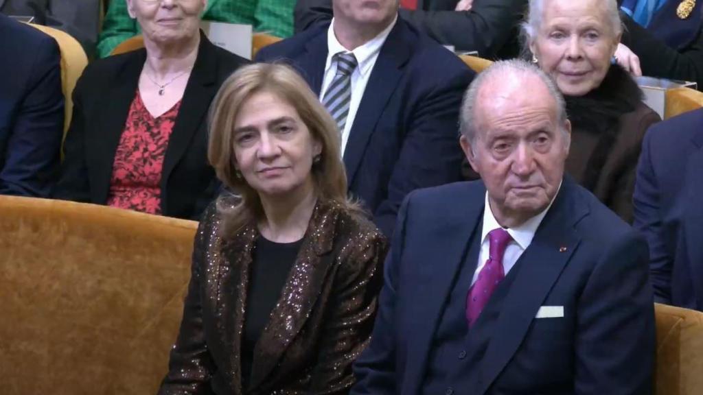 Juan Carlos I junto a su hija, la infanta Cristina, tomando asiento para asistir al ingreso de Mario Vargas Llosa.