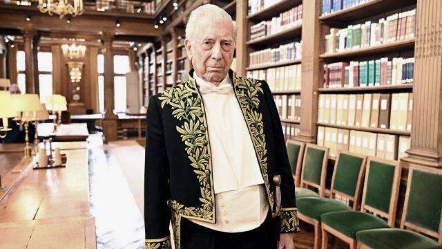 Mario Vargas Llosa con 'l'habit vert'.