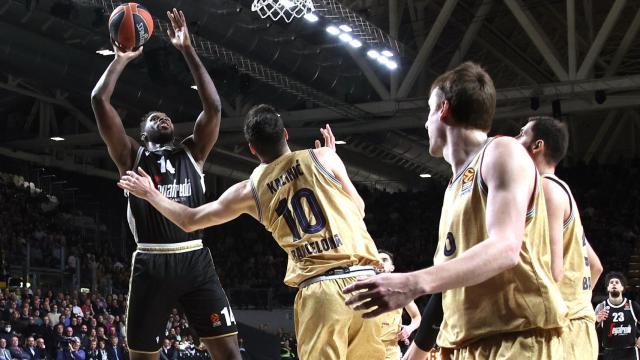 Un lance del partido entre la Virtus y el Barcelona.