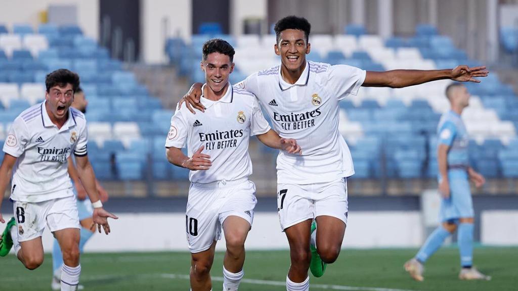 Sergio Arribas y Álvaro Rodríguez celebran un gol con el Castilla