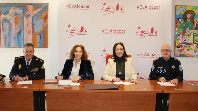 Firma del protocolo del Sistema VioGén. Foto: Ayuntamiento de Alcázar de San Juan.