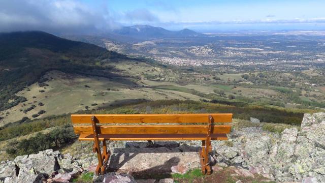 Banco de madera en el pico de El Cerillón / foto: Wikiloc