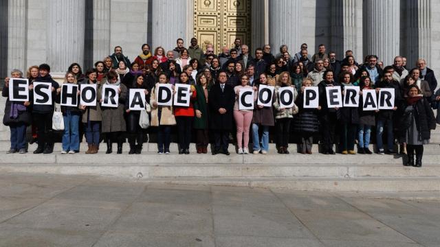El ministro de Asuntos Exteriores, Unión Europea y Cooperación, José Manuel Albares (c), junto a un grupo de personas en las escalinatas del Congreso, después de una sesión plenaria, a 9 de febrero de 2023, en Madrid (España). La imagen se ha realizado después de que el Congreso haya aprobado la 'Ley de Cooperación para el Desarrollo Sostenible y la Solidaridad Global' con un apoyo de casi el 90%.   Eduardo Parra  Europa Press