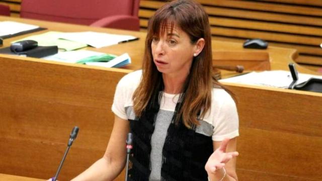Rebeca Serna, diputada tránsfuga de Vox, en la tribuna de 'Les Corts Valencianes'. EE