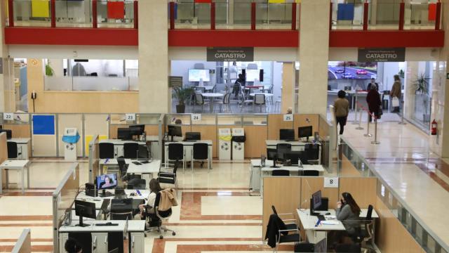 Empleados en una oficina de la Agencia Tributaria.