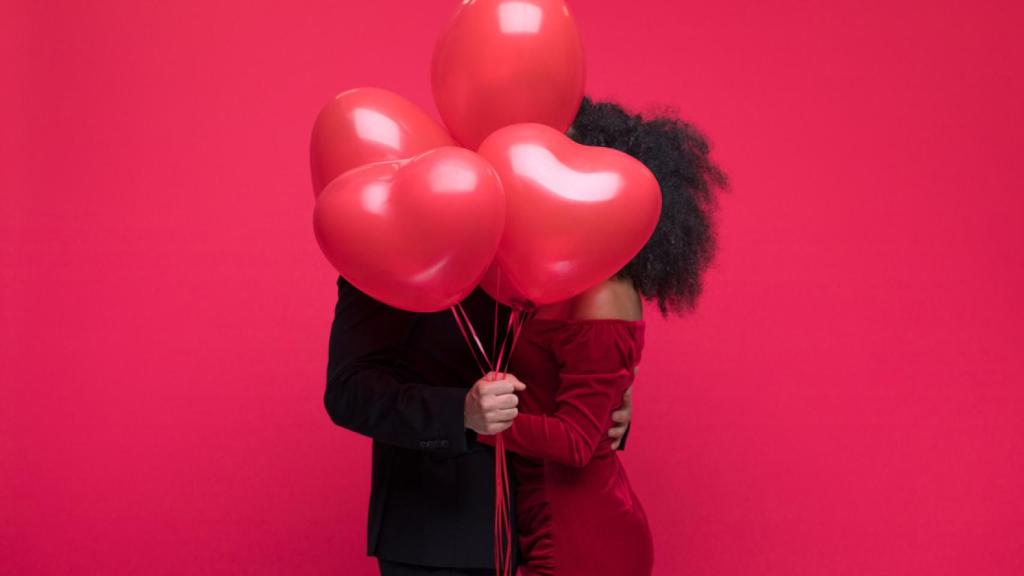 Pareja celebrando San Valentín .