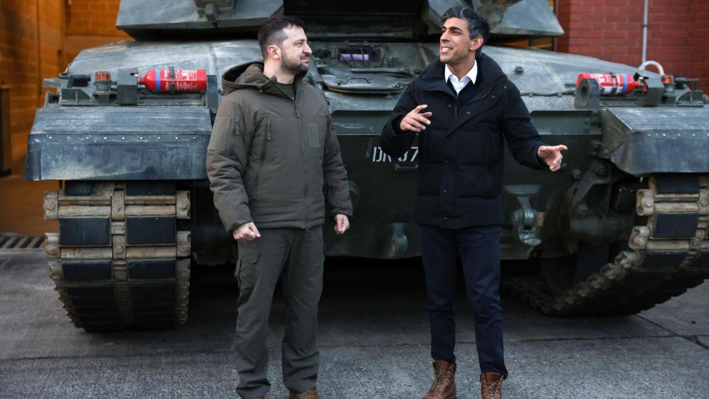 Volodímir Zelenski, presidente de Ucrania, junto a Rishi Sunak, primer ministro británico, junto a un carro Challenger en el campo de entrenamiento de Dorset.