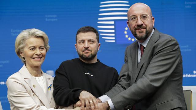 Volodímir Zelenski, en su primera visita a Bruselas, entre Ursula von der Leyen y Charles Michel.