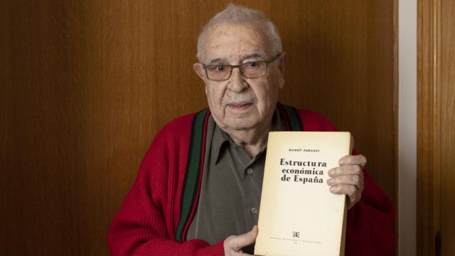 Víctor Díaz-Cardiel fue compañero de Tamames en el comité del PCE. En las manos, el libro más famoso de entonces, que estudió estando en la cárcel.