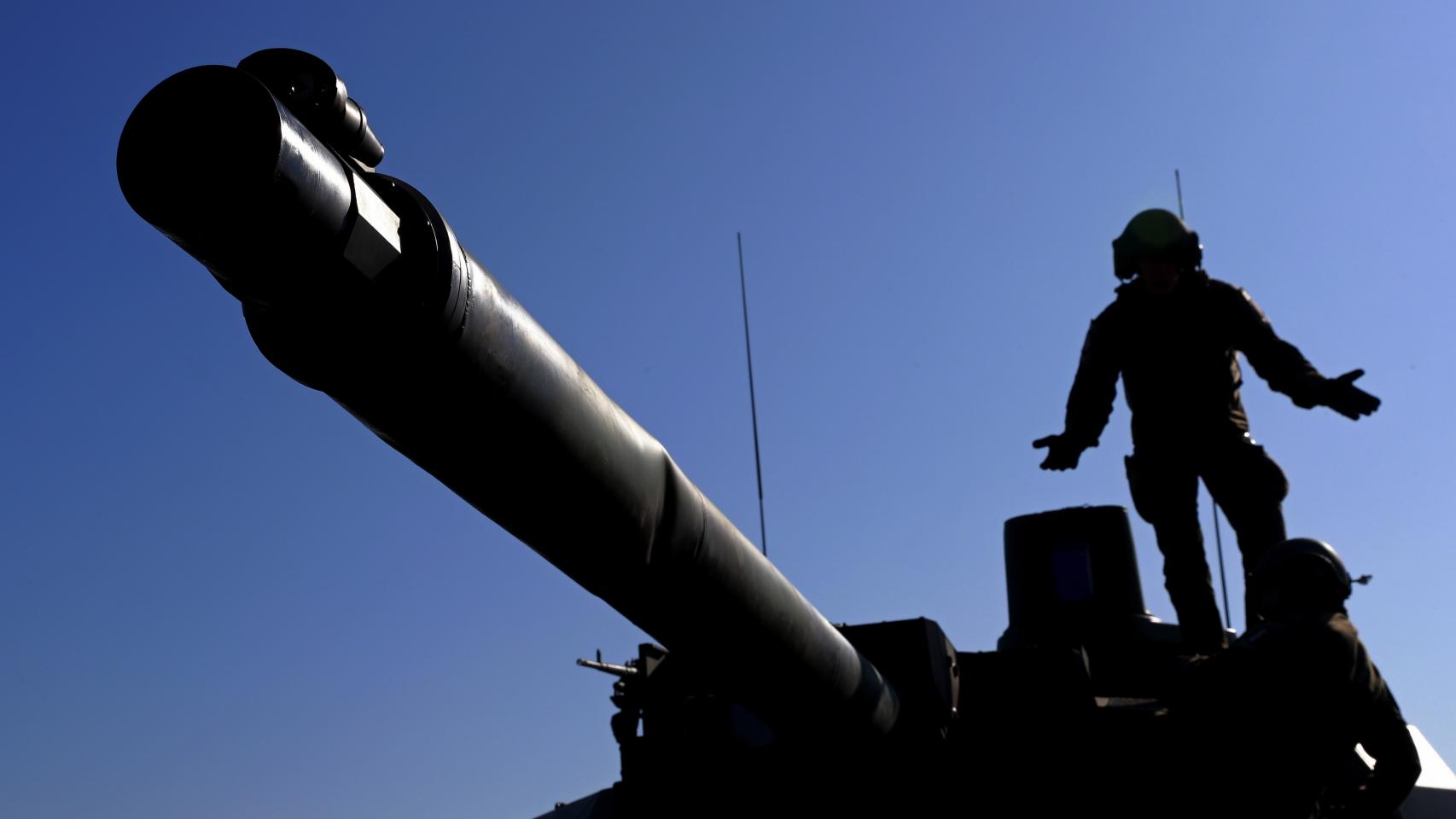 Un soldado francés sobre un tanque Leclerc, durante unas maniobras de la OTAN.