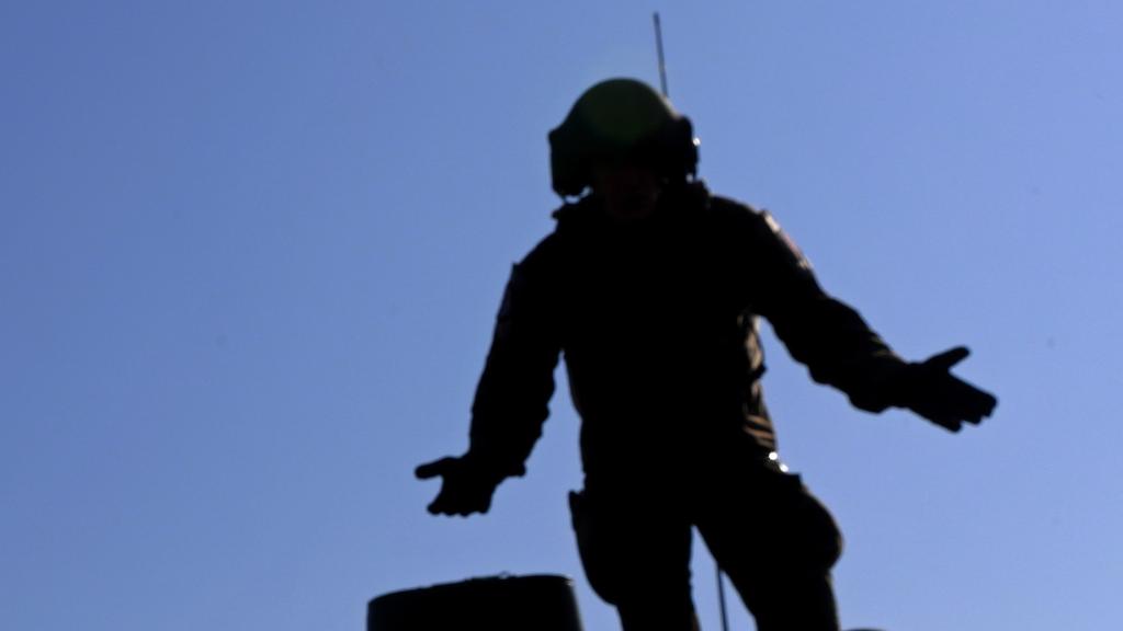 Un soldado francés sobre un tanque Leclerc, durante unas maniobras de la OTAN.