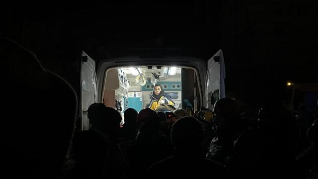 Una ambulancia en el momento de la extracción de Ölzem. / Rafa Martí