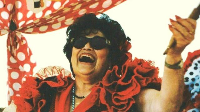 Carmen 'La Sevillana', la yaya de la artista Blanca Paloma, cantando en la romería de El Altet.