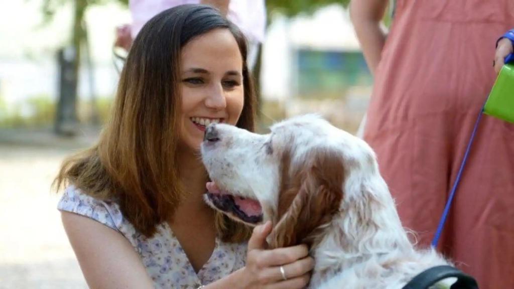 Ione Belarra, ministra de Derechos Sociales y Agenda 2030, posa junto a un perro