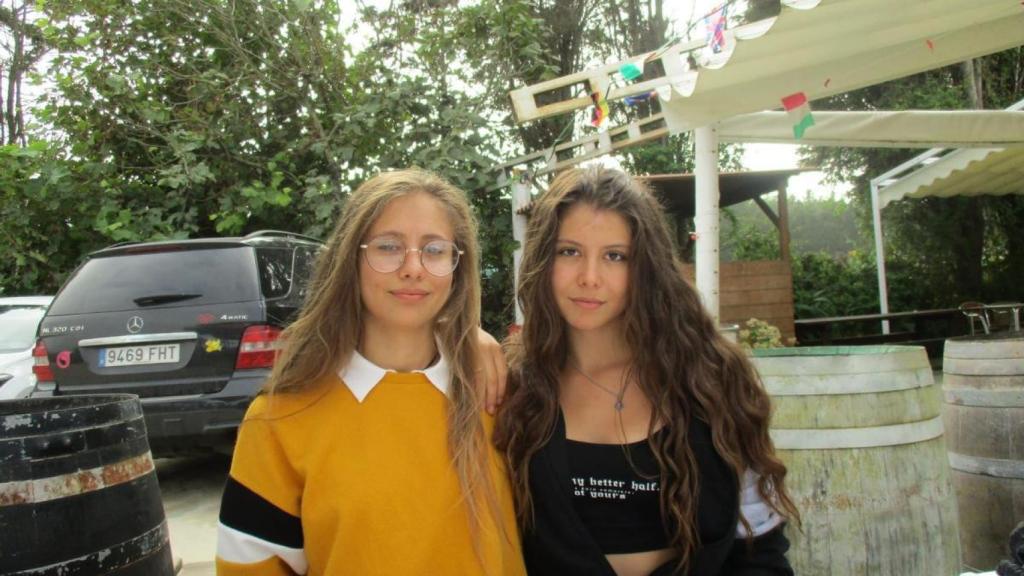 Foto de las niñas separadas de sus madres.