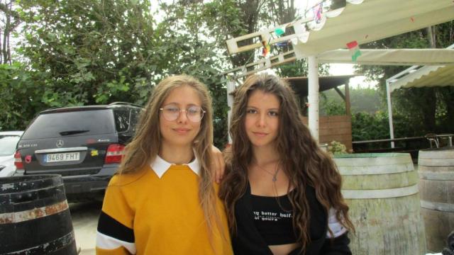 Foto de las niñas separadas de sus madres.