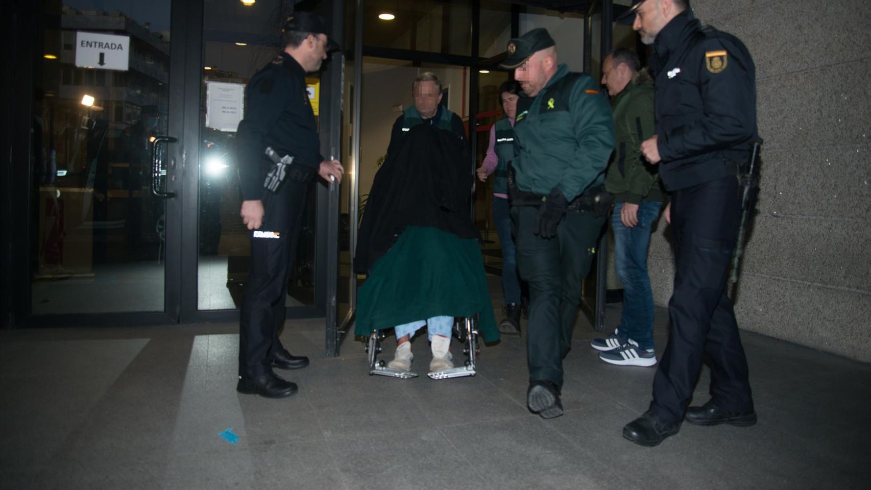 El presunto asesino, Ángel R.D., siendo trasladado al hospital Álvaro Cunqueiro.