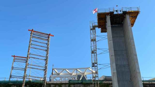 Obras del ascensor Halo, con el principio del anillo instalado en la parte superior.