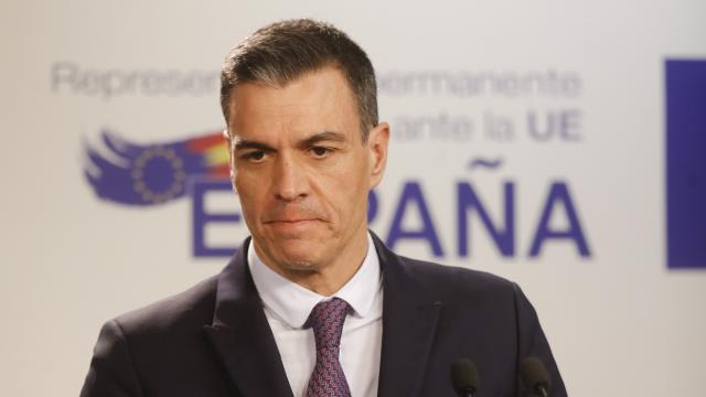 Pedro Sánchez, presidente del Gobierno, atiende a la prensa en el edificio del Consejo, en Bruselas.
